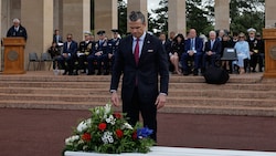 Hegseth legte auf dem US-Soldatenfriedhof in der Normandie Blumen nieder.