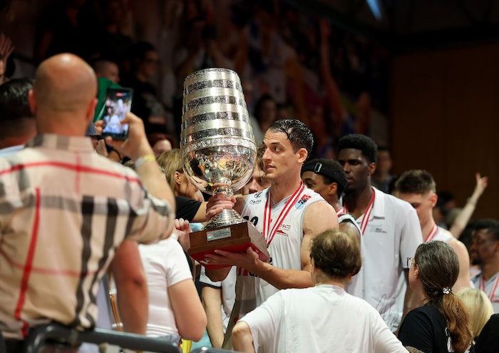 Kapitän Krstic brachte den Pokal zu den Fans.