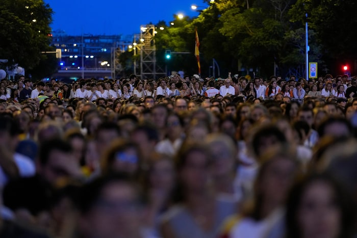 Enormer Andrang bei einer Gebetswache des Pontifex auf der Plaza de Lima in Madrid