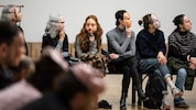 Maskierte Besucher sehen zu, wie Dinge anders heißen, als sie heißen: „An Masken glauben“ im ...