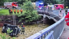 Feuerwehrleute bargen die Verletzten.