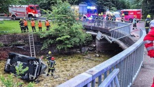 Feuerwehrleute bargen die Verletzten.