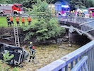 Feuerwehrleute bargen die Verletzten.