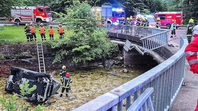 Feuerwehrleute bargen die Verletzten.