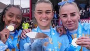 Meister und dazu noch FA-Cup-Sieger mit Manchester City: Laura Wienroither (Mitte).