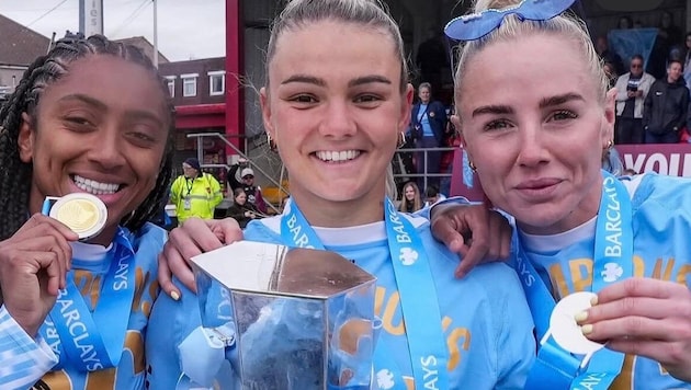Meister und dazu noch FA-Cup-Sieger mit Manchester City: Laura Wienroither (Mitte).