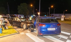 Drei Menschen wurden bei dem Unfall im Kreisverkehr in Frastanz verletzt.