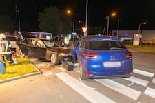 Drei Menschen wurden bei dem Unfall im Kreisverkehr in Frastanz verletzt.