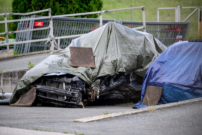 Das Wrack des Fahrzeugs, in dem sich die dreiköpfoge Familie befand.