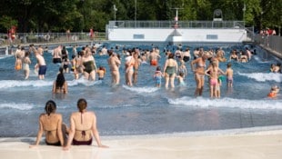 Das Wellenbecken im Stadionbad wird auch von einem privaten Security überwacht