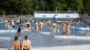 Das Wellenbecken im Stadionbad wird auch von einem privaten Security überwacht