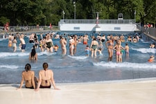 Das Wellenbecken im Stadionbad wird auch von einem privaten Security überwacht