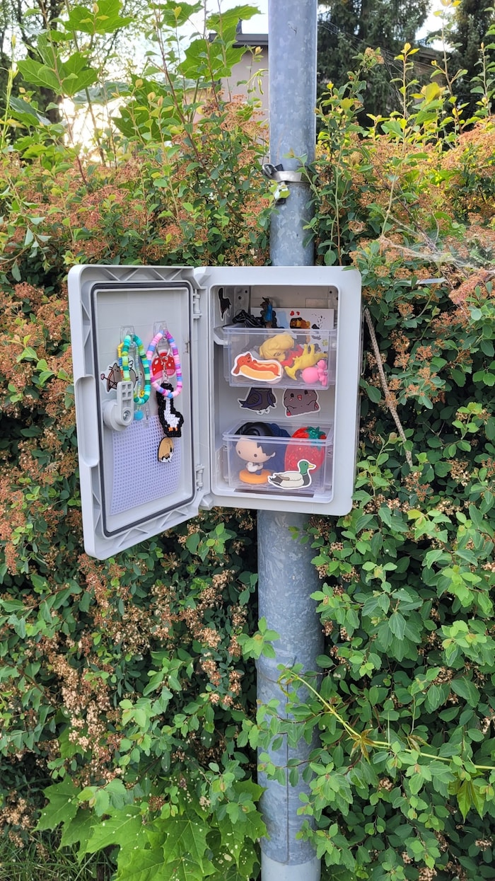 Immer andere Schätze bewahrt das Tauschkästchen für Besucher auf.