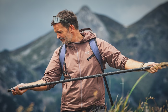 ... und die beiden Stöcke werden in der Mitte zu einem Bergstock zusammengeschraubt.