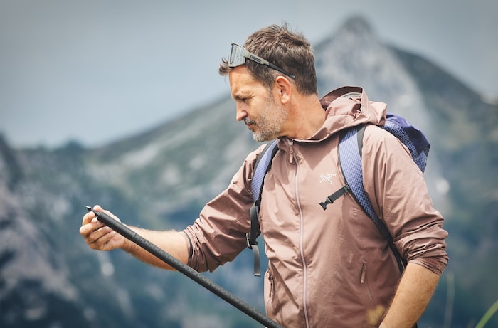 Für schwieriges Gelände bietet der Bergstock/die Wanderstöcke massive Spitzen –die bei ...