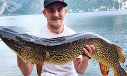Der junge Mann und sein „Fisch des Lebens“: Rudolf Küpper zog diesen Rekord-Hecht aus dem ...