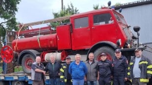 Eine Abordnung der Feuerwehr Mettmach holte das Tanklöschfahrzeug 3000 in Kirchham ab.