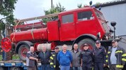 Eine Abordnung der Feuerwehr Mettmach holte das Tanklöschfahrzeug 3000 in Kirchham ab.