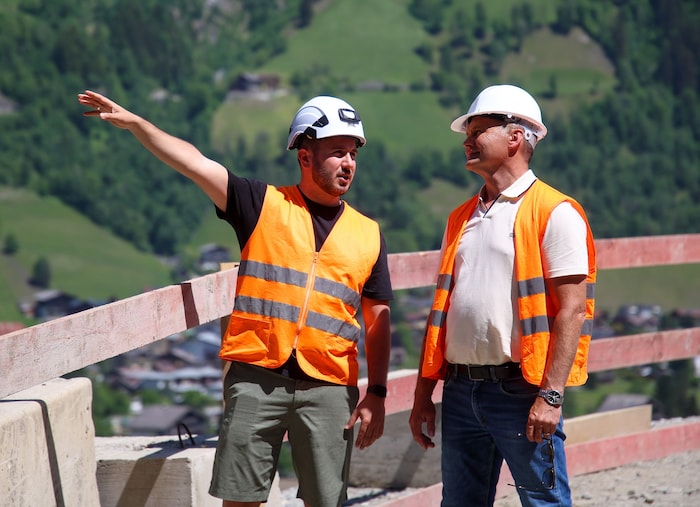 Projektleiter Salih Sahin mit Regionalleiter Gerald Dickinger-Neuwirth in Bad Hofgastein vor ...
