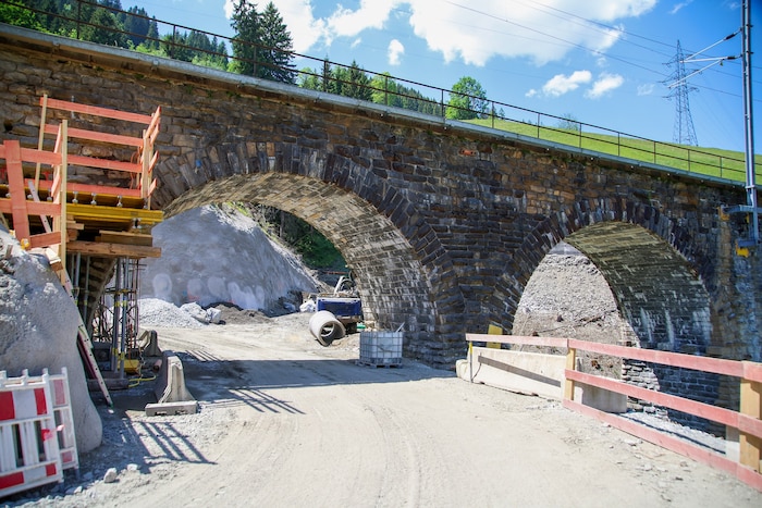 Um die Baustelle bei den Viadukten einrichten zu können, sind viele Vorarbeiten notwendig.
