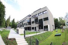 Das alte Labor-Gebäude der Uni wurde im Kern saniert. 36 Wohnungen werden in bester Lage ...