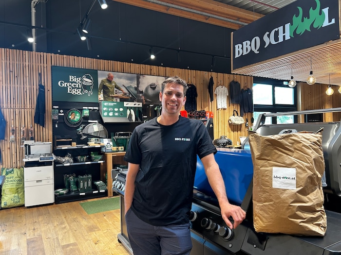 Jörg Lebrecht vom BBQ-Store in Eisenstadt rätzu stark gepresster Markenkohle, die gute Hitze ...