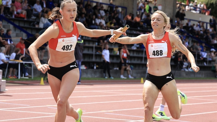 Caroline Bredlinger übergibt an Anja Dlauhy.