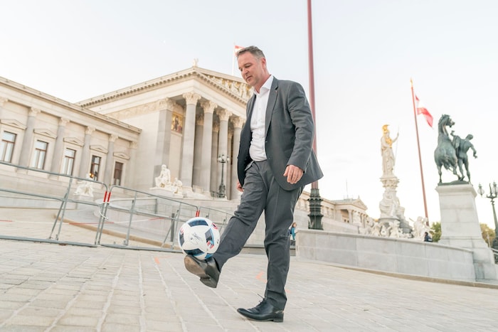 Andreas Babler (SPÖ) beim Gaberln vorm Parlament. Schöne Bilder, mehr nicht.
