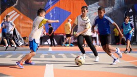 Kinder des Caritas-Projekts im „Alaba-Käfig“ in Wien