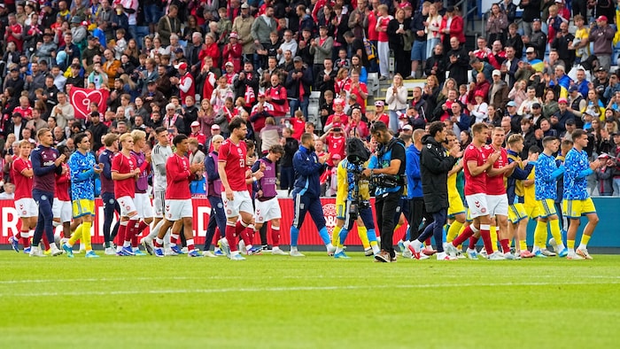 Die Mannschaften verabschieden sich nach Matchabbruch von den Fans.