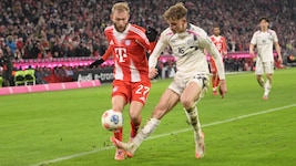 Bayerns Konrad Laimer (li.) im Zweikampf mit Mainz-Kicker Nikolas Veratschnig.