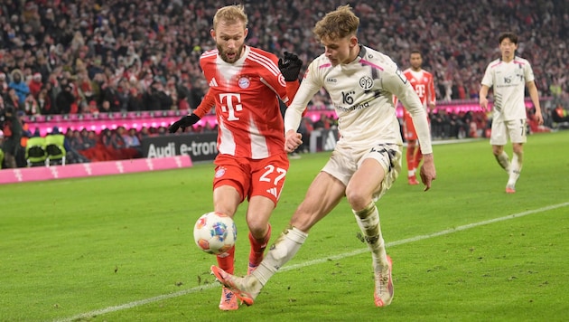 Bayerns Konrad Laimer (li.) im Zweikampf mit Mainz-Kicker Nikolas Veratschnig.