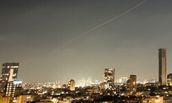 Ein Geschoss während des iranischen Angriffs über Israel 