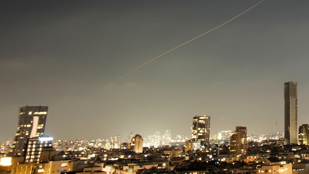 Ein Geschoss während des iranischen Angriffs über Israel