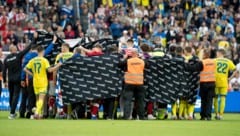 Die Spieler beider Mannschaften bildeten bei der Behandlung von Christian Eriksen einen ...