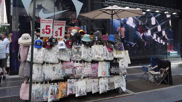 Qual der Wahl! Hüte, Kappen oder Shirts zwischen ein und fünf Dollar – oder ...