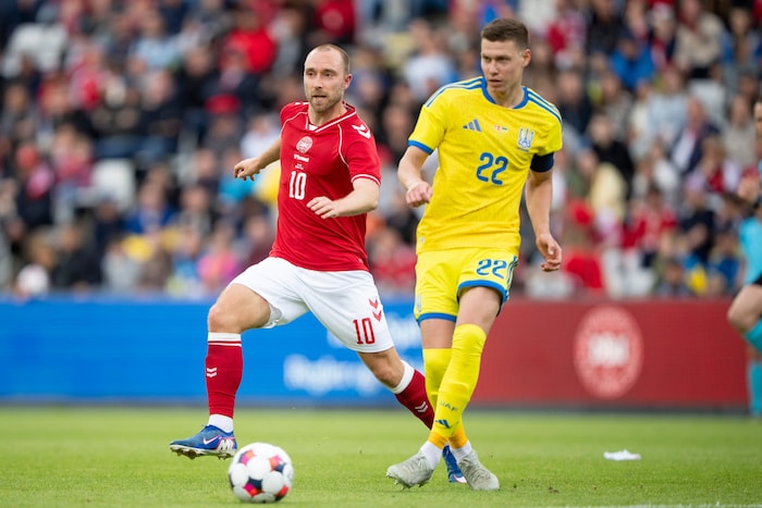 Im Spiel gegen die Ukraine sackte Christian Eriksen (links) plötzlich zusammen.