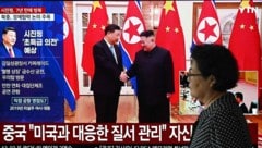 Nordkoreas Machthaber Kim Jong Un empfängt Chinas Staatschef Xi Jingping.