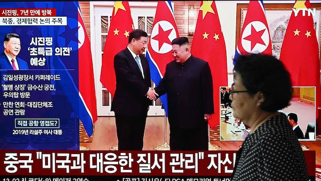 Nordkoreas Machthaber Kim Jong Un empfängt Chinas Staatschef Xi Jingping.