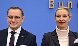 Die AfD (im Bild Tino Chrupalla und Alice Weidel) hat vor Tricksereien bei der Briefwahl in ...