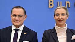 Die AfD (im Bild Tino Chrupalla und Alice Weidel) hat vor Tricksereien bei der Briefwahl in ...
