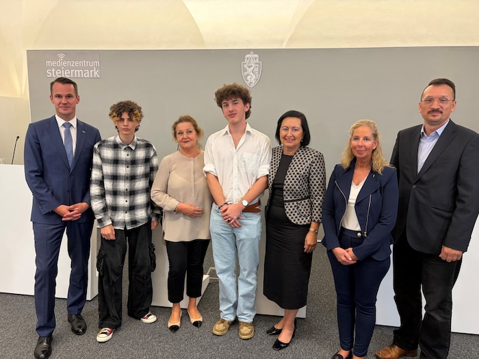 V.l.: Bildungslandesrat Stefan Hermann (FPÖ), Vize-Schulsprecher Nuno Koval, Direktorin Liane ...