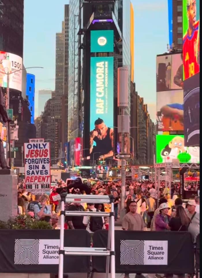 Alle guten Dinge sind drei: RAF Camora zum dritten Mal im Herzen von New York mit „Forever RR“.