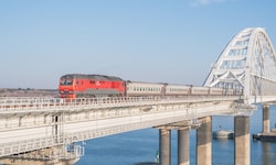 Getroffen wurde ein Passagierzug, der zwischen Moskau und Simferopol auf der Krim verkehrt. ...
