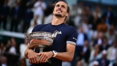 Alexander Zverev mit seinem ersten Grand-Slam-Pokal.