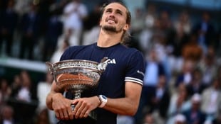 Alexander Zverev mit seinem ersten Grand-Slam-Pokal.