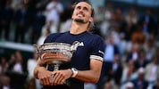 Alexander Zverev mit seinem ersten Grand-Slam-Pokal.