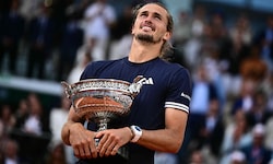 Alexander Zverev mit seinem ersten Grand-Slam-Pokal.