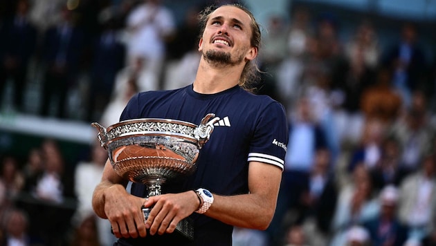 Alexander Zverev mit seinem ersten Grand-Slam-Pokal.