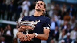 Alexander Zverev mit seinem ersten Grand-Slam-Pokal.